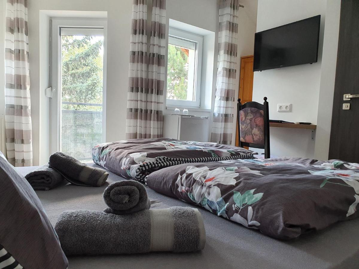Bed and Breakfast Monostor Panzio Комаром Экстерьер фото