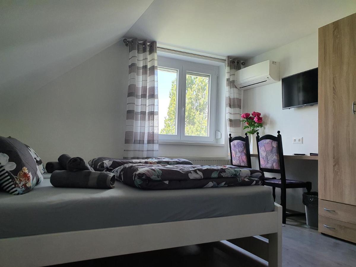 Bed and Breakfast Monostor Panzio Комаром Экстерьер фото